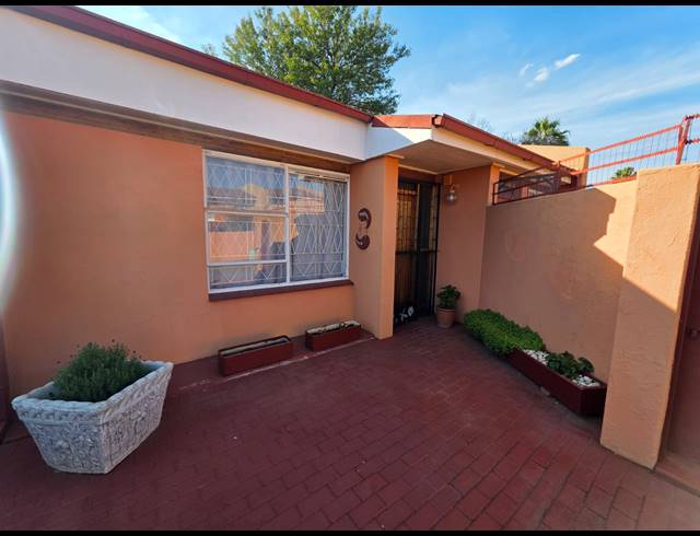 3 BEDROOM TOWNHOUSE TO LET IN VANDERBIJLPARK SW 1